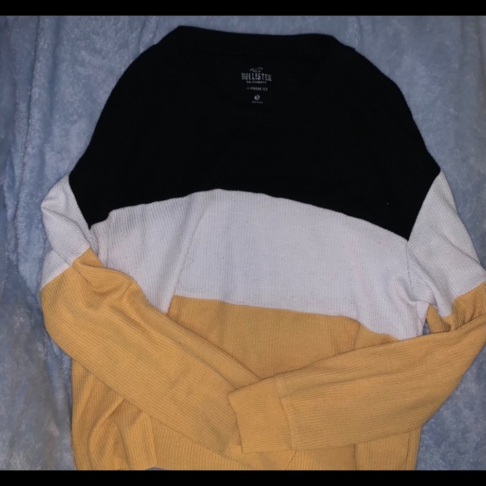 Cropped ribbed sweater shirt.